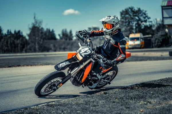 2020 Ropazi Λετονία Μοτοσικλετιστής Supermoto Βόλτες Άδεια Άσφαλτο Δρόμο — Φωτογραφία Αρχείου