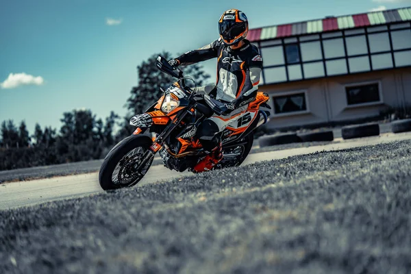 2020 Ropazi Λετονία Μοτοσικλετιστής Supermoto Βόλτες Άδεια Άσφαλτο Δρόμο — Φωτογραφία Αρχείου