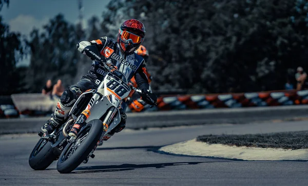 2020 Ropazi Lettonia Motociclista Alle Corse Supermoto Strada Asfaltata Vuota — Foto Stock