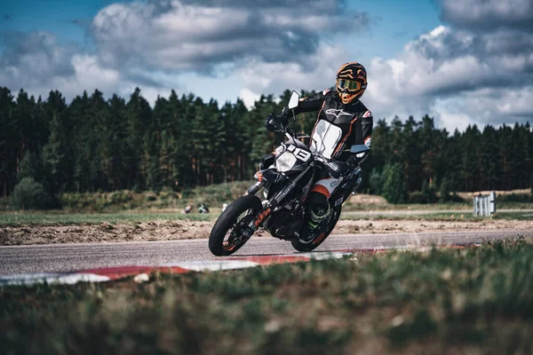 2020 Ρίγα Λετονία Άνθρωπος Μια Μοτοσικλέτα Στο Δρόμο Ιππασίας Διασκεδάζοντας — Φωτογραφία Αρχείου