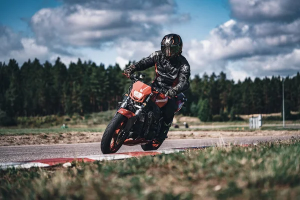 2020 라트비아 도로에서 오토바이타기 오토바이 여행을 하면서 도로를 운전하는 즐기는 — 스톡 사진