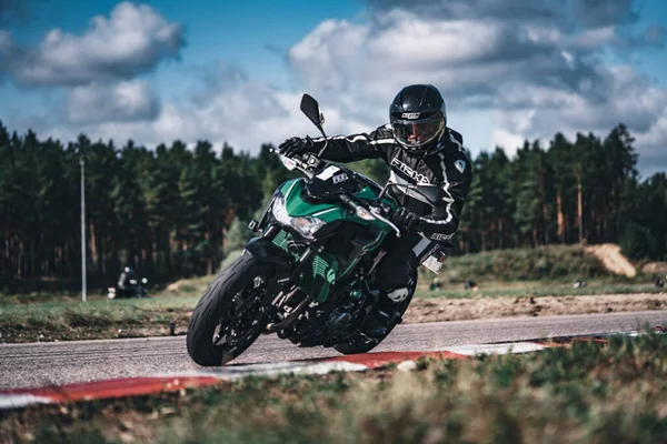 2020年里加 骑摩托车在路上的拉脱维亚男子 开着车在空旷的路上玩的很开心 个别文本的版权空间 — 图库照片