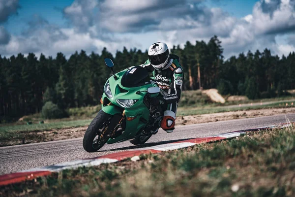2020 Рига Латвия Человек Мотоцикле Дороге Весело Ездить Пустой Дороге — стоковое фото
