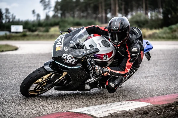 2020 Ropazi Latvia Motorcyclist Sport Bike Rides Empty Asphalt Road — Stockfoto