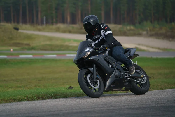 2020ラトビアのローパジは 空のアスファルトの道路でスポーツバイクに乗っています スポーツバイク — ストック写真