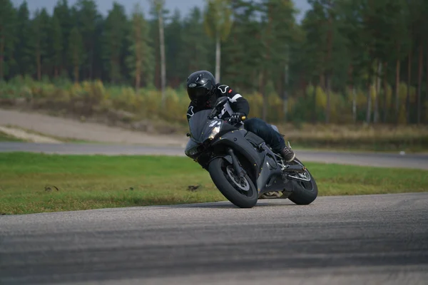 2020 Ropazi Latvia Motorcyclist Sport Bike Rides Empty Asphalt Road — Fotografia de Stock