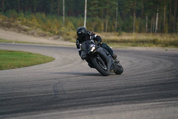 2020 Ropazi Latvia Motorcyclist Sport Bike Rides Empty Asphalt Road — Fotografia de Stock