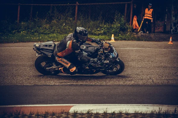 2020 Ropazi Latvia Motorcyclist Sport Bike Rides Empty Asphalt Road — Zdjęcie stockowe