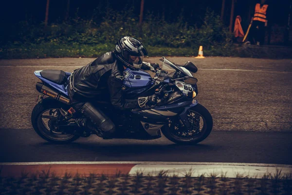 2020 Ropazi Latvia Motorcyclist Sport Bike Rides Empty Asphalt Road — Stock Photo, Image