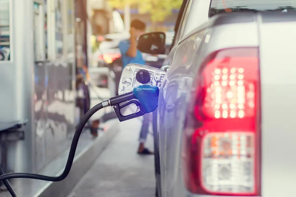 Yakıt izleme sistemini kapatın. Benzin istasyonundaki araca yakıt ikmali yapın..