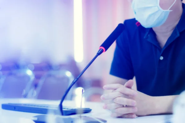 İş adamlarının Coronavirus 'u (Covid-19) toplantı odasında engellemek için maske taktıkları bulanık bir görüntü. Girişim ekibi atölyeyle ilgili beyin fırtınası yapıyor. 