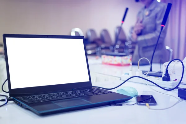 Bilgisayar defteri ve bulanık iş adamları toplantı odasında Coronavirus 'u (Covid-19) önlemek için çalışırken maske takıyorlar..