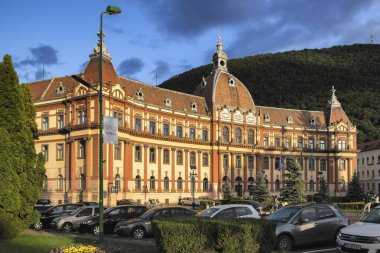 Brasov, Romanya 09 Ağustos 2018: hangi Şu anda Brasov il, İlçe Belediyesi ve Yargıtay evler bina cephe Adalet Sarayı.