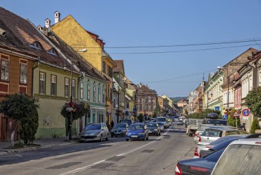 Sighisoara, Mures, Romanya - 08 Ağustos 2018: Sokak görünümü vith eski binalar n tarihi merkezi üzerinde 08 Ağustos 2018 yılında Sighisoara, Transilvanya