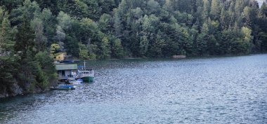Bicaz, Neamt, Romanya - 09 Ağustos 2018: 09 Ağustos 2018 yılında Bicaz göl kıyısında tekneler.