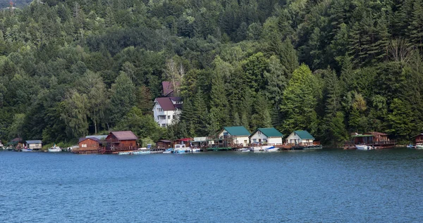 Bicaz Neamt Romania Agosto 2018 Barcos Varias Construcciones Orilla Del —  Fotos de Stock