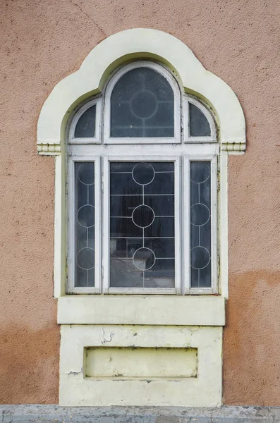 Oude Geschilderde Venster Met Versieringen — Stockfoto