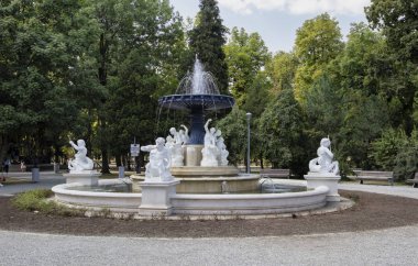 Cluj-Napoca, Transilvanya, Romanya - 21 Ağustos 2018: 21 Ağustos 2018 'de Cluj-Napoca' da Central Park 'ta Çeşme.