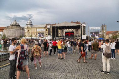 Cluj-Napoca, Transilvanya, Romanya - 21 Ağustos 2018: Kaloşvar'üzerinde 21 Ağustos 2018 bir rock konseri sırasında eğlenmek neşeli insanlar.