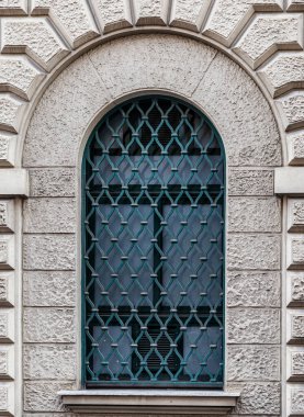 ROMA, İtalya - 01 Aralık 2019: Windows - Roma, İtalya 'da tarihi yapılar üzerine mimari ayrıntı