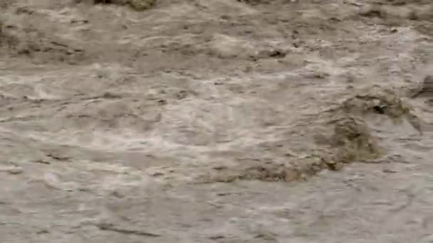 Brudna Rzeka Błotnistą Wodą Okresie Powodzi Podczas Ulewnych Deszczów Wiosną — Wideo stockowe