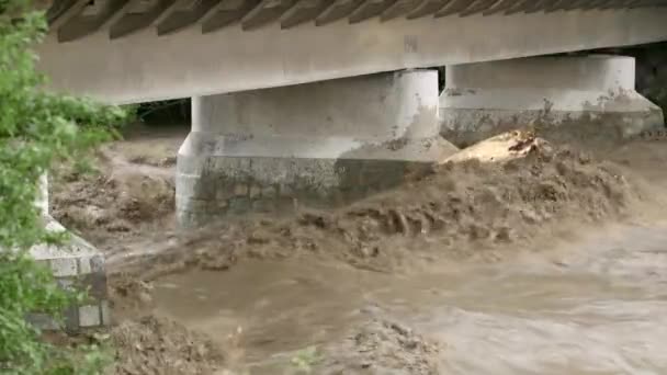 Smutsig Flod Med Lerigt Vatten Översvämningsperioden Kraftiga Regn Våren — Stockvideo