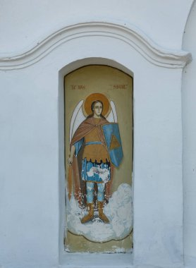 SURPATELE, VALCEA, ROMANIA - HAZİRAN 02, 2020: 1 Temmuz 2020 'de Surpatele' deki manastırda Aziz Mihail 'in portresi