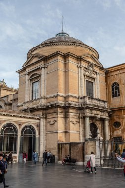 ROMA, İtalya - 05 Aralık 2019: Roma, İtalya 'daki Vatikan Müzesi' nin iç avlusuna inşa