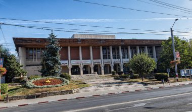 TARGU-JIU, ROMANIA-EPTEMBER 25 Eylül 2020 tarihinde Targu-Jiu 'da Kültür Evi. Burası ünlü Doina Gorjului folklorik topluluğunun merkezi..