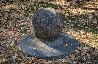 TARGU-JIU, ROMANIA-SEPTEMBER 25 Eylül 2020: Targu-Jiu 'da Barbu Ganescu Evi (Casa Barbu Ganescu) bahçesindeki heykeller. Constantin Brancusi 1937 'de burada yaşadı..