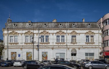 TARGU-JIU, ROMANIA-EPTEMBER 25 Eylül 2020 tarihinde Targu-Jiu 'da il meydanındaki tarihi bina. 