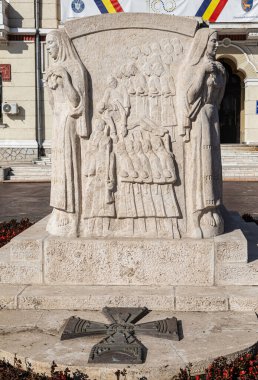 TARGU-JIU, ROMANIA-SEPTEMBER 25 Eylül 2020 tarihinde Targu-Jiu 'da Ecaterina Teodoroiu Anıtı. İnşa ögeleri ve ayrıntıları.