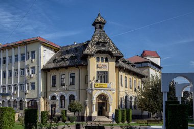 TARGU-JIU, ROMANIA-EPTEMBER 25 Eylül 2020 tarihinde Targu-Jiu 'daki Raiffeisen Bank genel merkezi. 