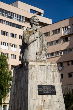 TARGU-JIU, ROMANIA-SEPTEMBER 25 Eylül 2020 tarihinde Targu-Jiu 'da General Gheorghe Magheru' nun heykeli. Romen bir kahramandı..