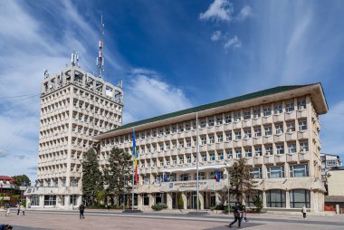 TARGOVSTE, ROMANIA - 30 Eylül 2020: Dambovita İlçe Konseyi ve İl Binası 30 Eylül 2020 tarihinde Romanya 'nın Targoviste kentinde.