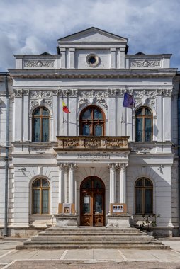 TARGOVSTE, ROMANIA - 30 Eylül 2020: İlçe Sanat Müzesi 30 Eylül 2020 tarihinde Romanya 'nın Targoviste kentinde. İnşa ögeleri ve ayrıntıları.