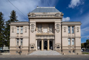 TARGOVSTE, ROMANIA - 30 Eylül 2020: İlçe Tarih Müzesi 30 Eylül 2020 tarihinde Romanya 'nın Targoviste kentinde. İnşa ögeleri ve ayrıntıları.