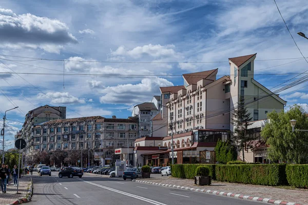 Targoviste Rumania Septiembre 2020 Vista Calle Los Edificios Modernos Ciudad —  Fotos de Stock