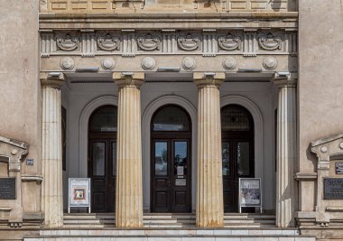 TARGOVSTE, ROMANIA - 30 Eylül 2020: İlçe Tarih Müzesi 30 Eylül 2020 tarihinde Romanya 'nın Targoviste kentinde. İnşa ögeleri ve ayrıntıları.