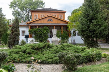 GOLESTI, ROMANIA - 30 Eylül 2020: Golesti Müzesi ve büyük Romen yazar Dinicu Golescu 'nun heykeli, 30 Eylül 2020' de Romanya 'nın Golesti kentinde.