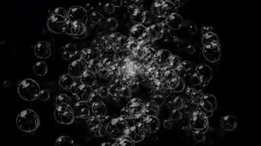 Siyah arka planda gerçekçi su altı kabarcıkları. Film reklamları ve filmler için 4K animasyon.