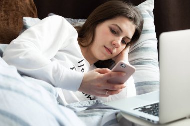 Güneşli bir günde bir beyaz ceketli yatan genç sevimli kız olmak