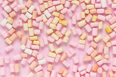 Tek renkli bir pembe geri üzerinde çok renkli şekerleme üzerinde Üstten Görünüm