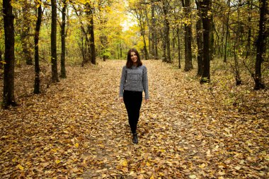 Sevimli kız dişlerini üzerinde diş telleri ile gri süveterli t üzerinde duruyor