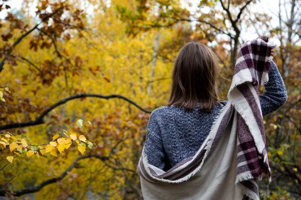 Bakre vy från baksidan av en flicka i en grå klänning, som är wrap — Stockfoto