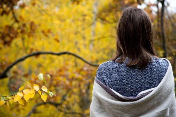 Bakre vy från baksidan av en flicka i en grå klänning som är lindade — Stockfoto