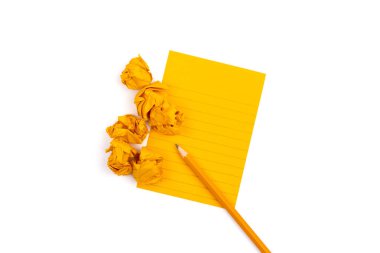Çizgili defter ile turuncu yaprak hangi yanında keskin bir yatıyor