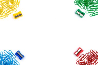 Kırmızı, sarı, mavi ve yeşil Kırtasiye klipleri ve kalem sharpene