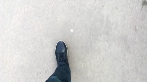 Första Person Fötterna Killen Som Promenader Sneakers Asfalt — Stockvideo