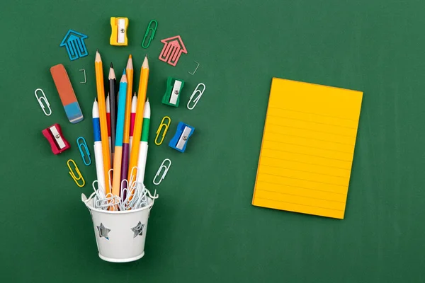文房具の鉛筆は、白のバケツでのペンの消しゴムをペーパー クリップ。スティル — ストック写真